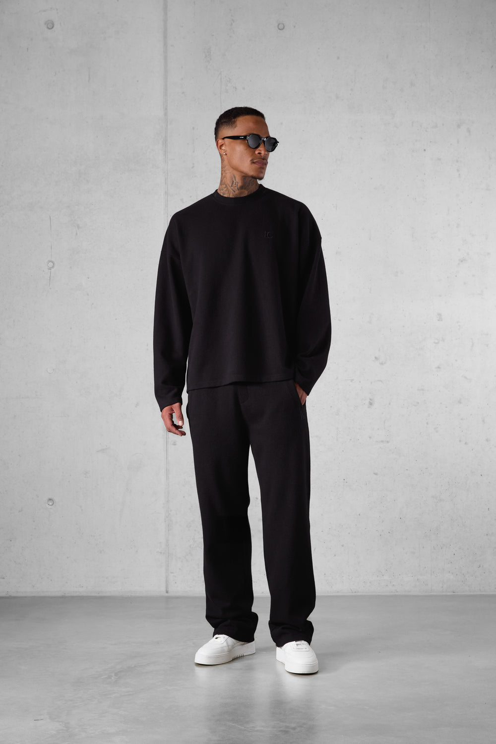 BLACK COMFY OVERSIZED SWEATER