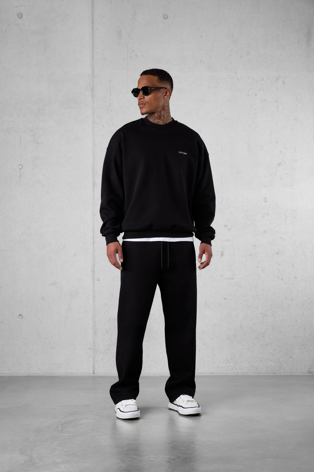 BLACK DISCREET OVERSIZED SWEATER