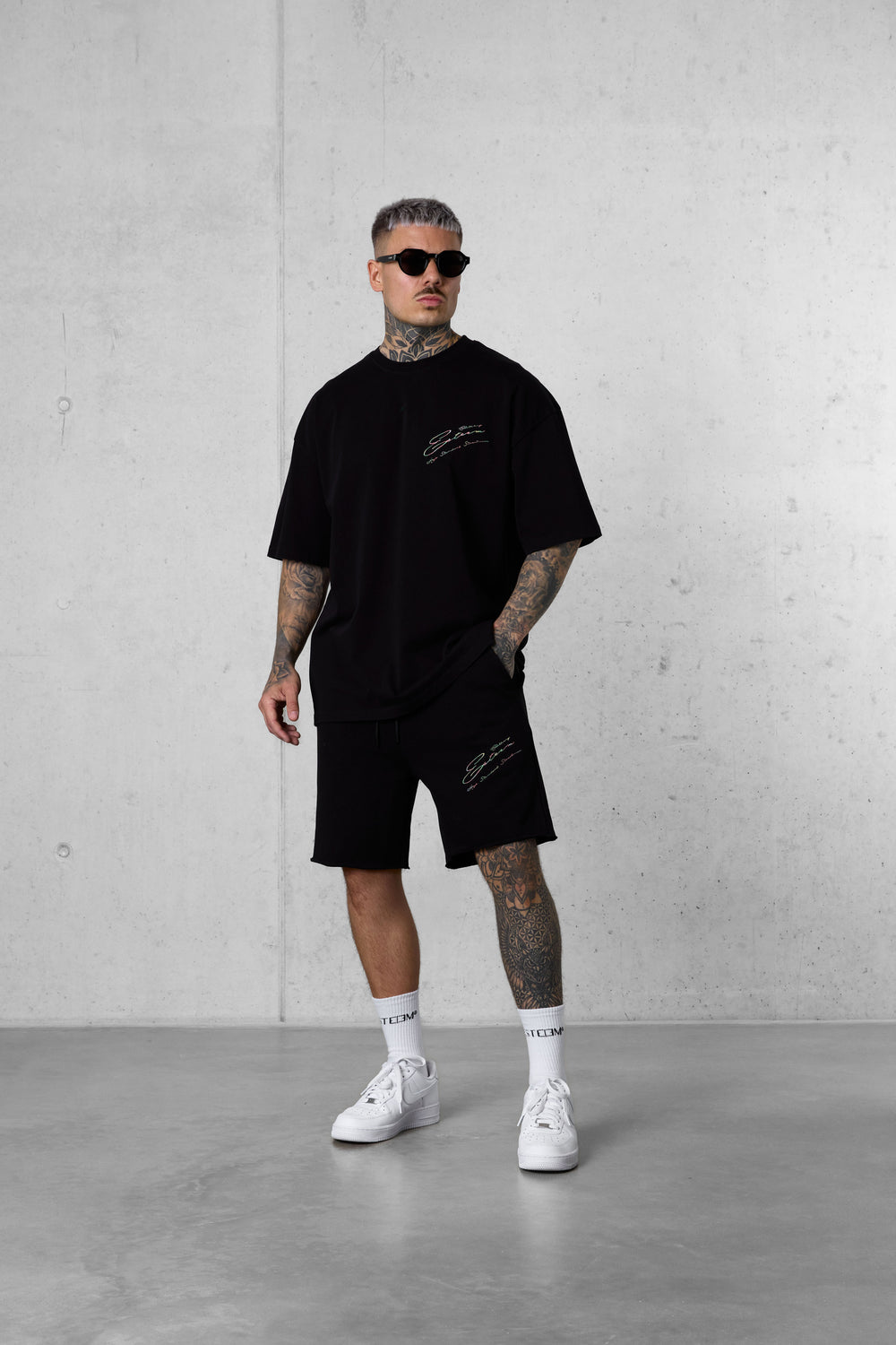 BLACK HIGH STANDARD SIGNATURE OVERSIZED TEE