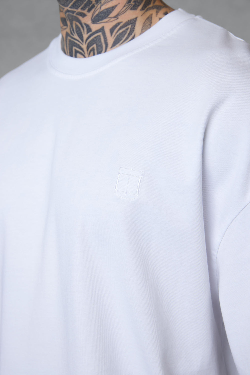 WHITE ICON OVERSIZED TEE